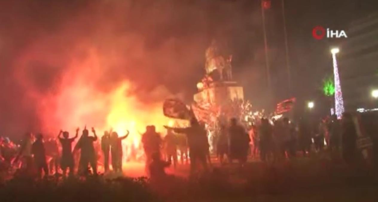 İzmir Kordanda Beşiktaş Taraftarları Şampiyonluk Kutluyor İzmir Kordanda Beşiktaş Taraftarları Şampiyonluk Kutluyor