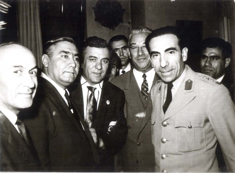 mbk-uyesi-ve-basbakanlik-mustesari-albay-alparslan-turkes-ziyaretcileriyle Alparslan Türkeş kimdir, nereli? Alparslan Türkeş kaç yaşında ve ne zaman öldü?