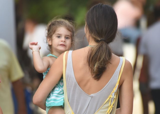 nur-kizi2 Nur Fettahoğlu kimdir? Nereli, kaç yaşında? Evli mi?