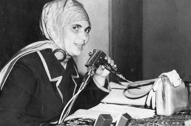 s2-009 Azra Akın kimdir? Aslen nereli ve kaç yaşında?