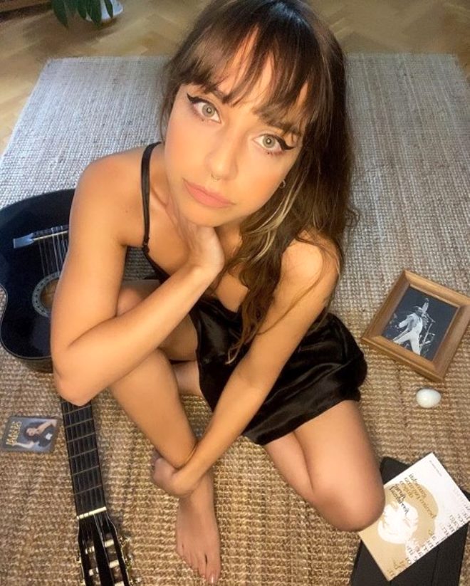 Sevgilisiyle yatakta yarı çıplak poz paylaşan Edis fotoğrafı hemen sildi