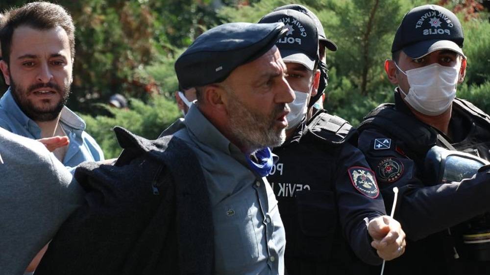 Aşı Karşıtı Bir Vatandaş Polis Memuruna Yumruk Attı